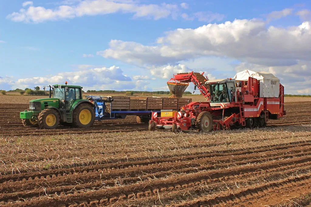 DR-12 AFIR: the final guide for young farmers, up to €200,000 per project