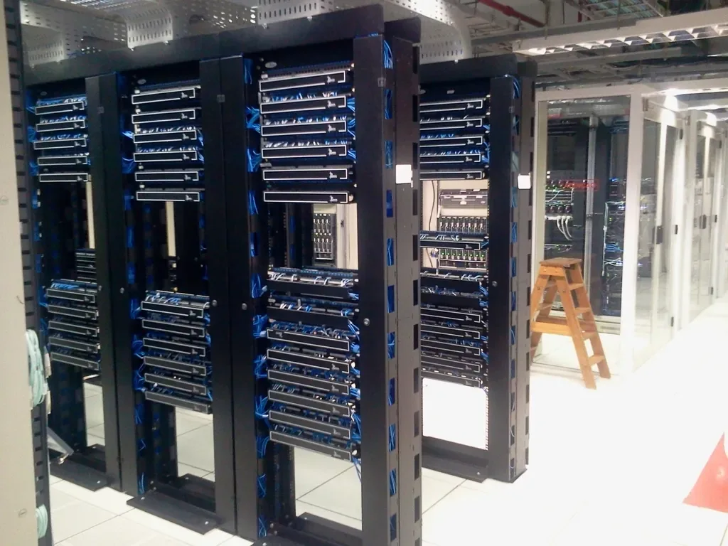 SYSTEMEU: până la 2,2 mil. € pe consorțiu pentru inovare digitală, termen 16 noiembrie