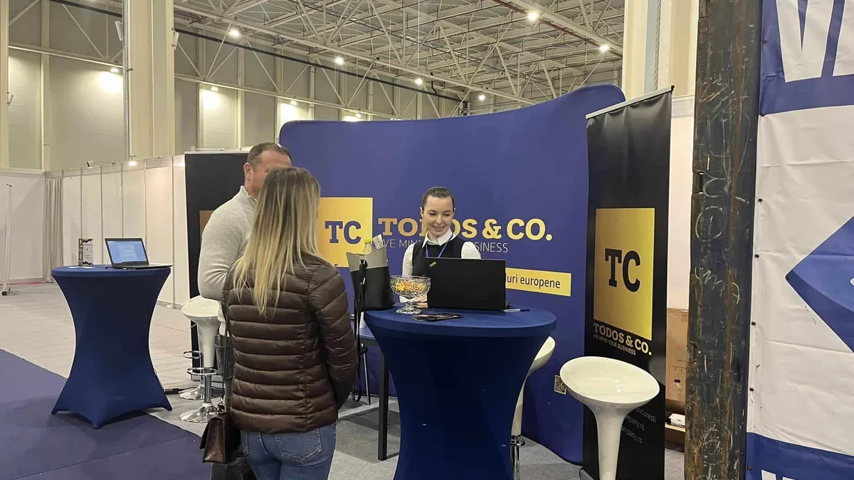 Echipa Todos & Company discutând cu vizitatori la standul propriu de târg