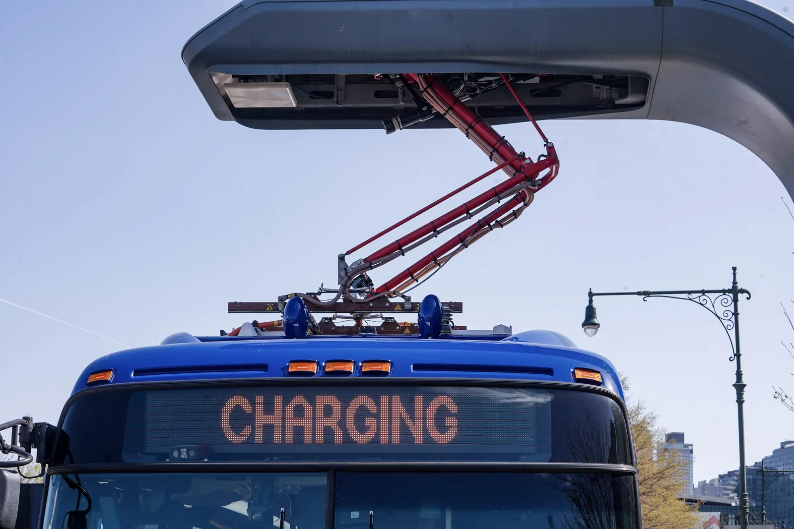 Autobuz electric conectat la o stație de încărcare cu pantograf