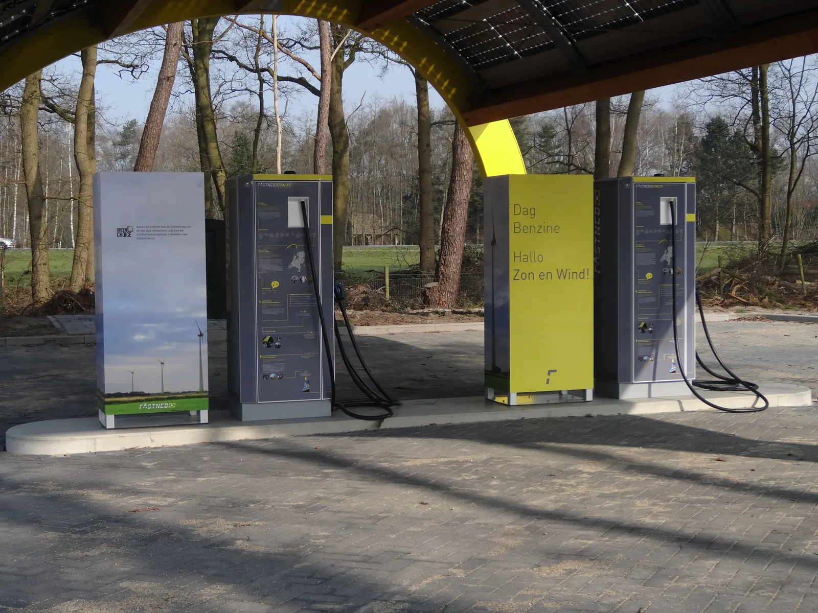 Două stații de încărcare pentru vehicule electrice